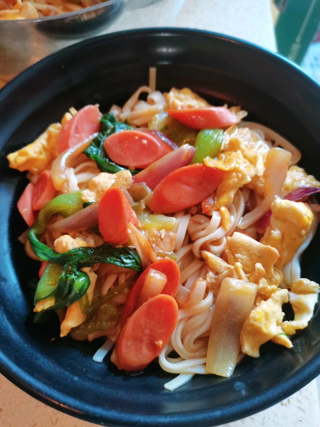 洋葱鸡蛋香肠拌面