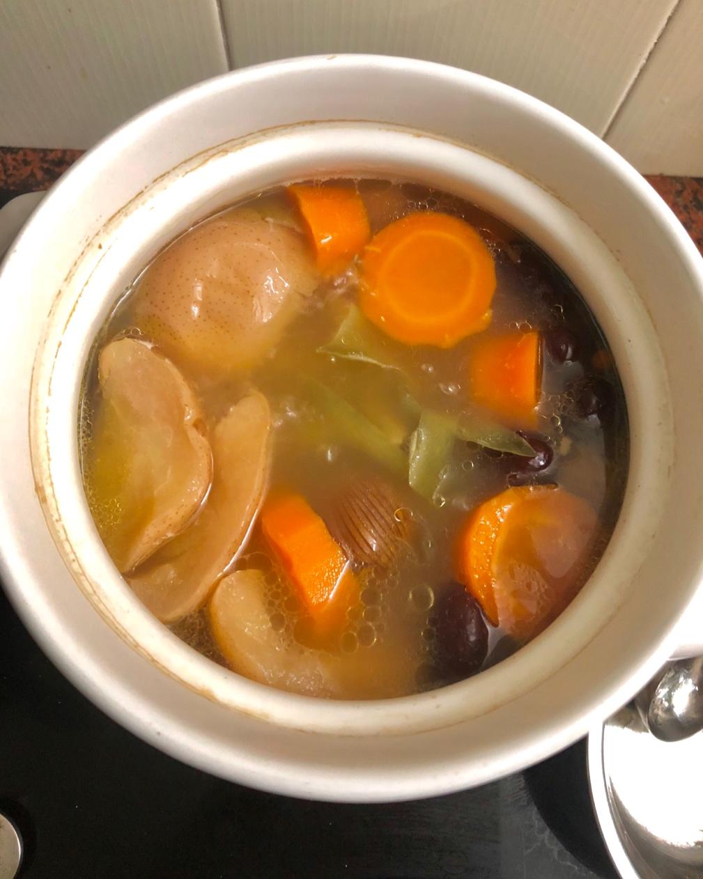 赤脚奔跑的灰姑娘做的剑花无花果猪骨汤