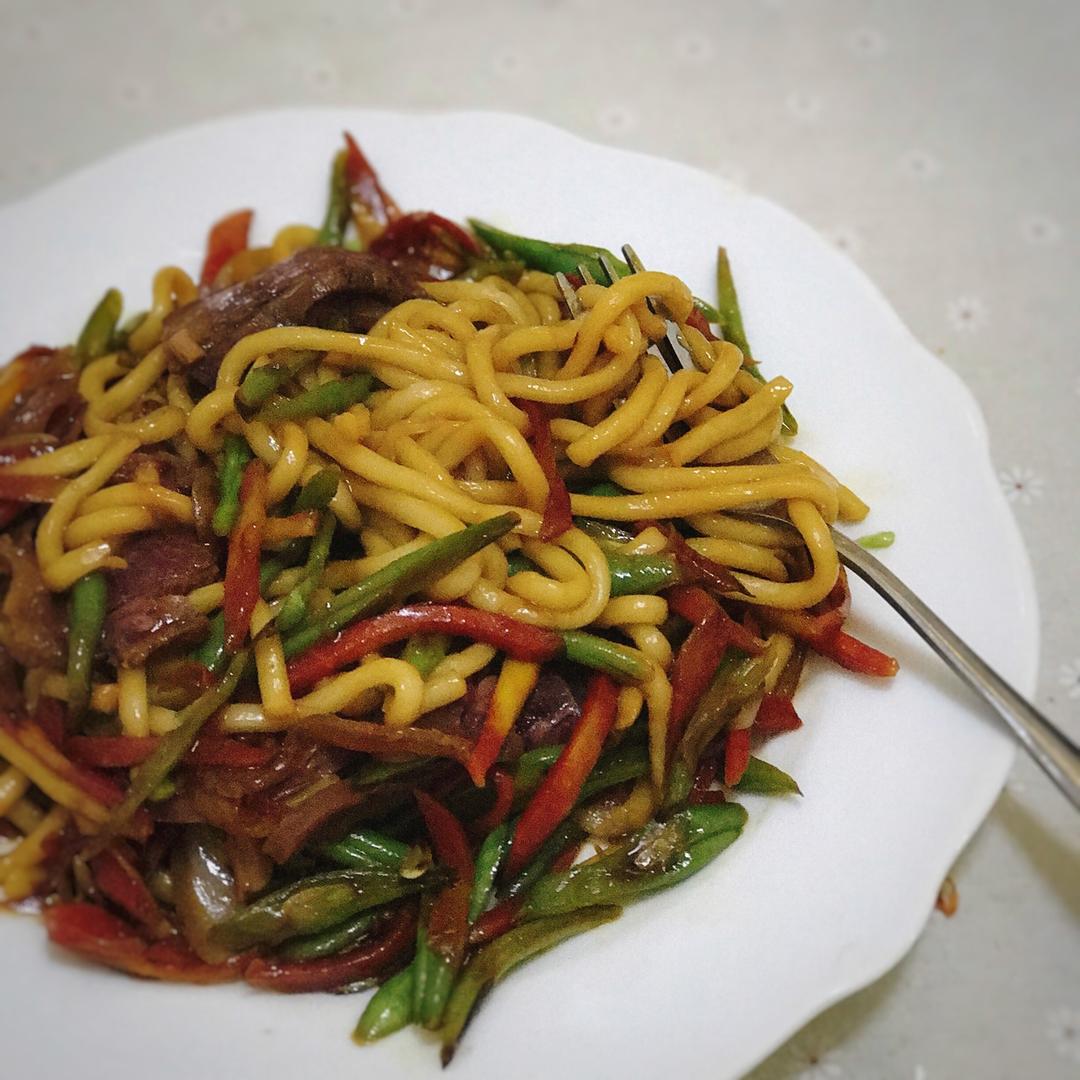 孜然牛肉炒拉条 家常面条百吃不厌的美味做法