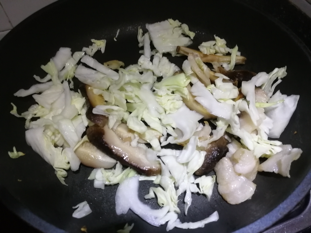 一人食：五花肉包菜冬菇焖饭的做法 步骤3