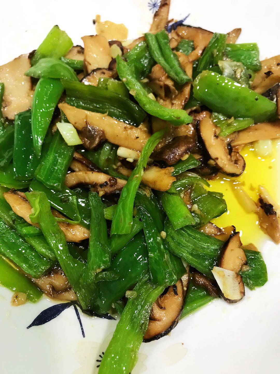 冷冻松茸炒青椒的做法