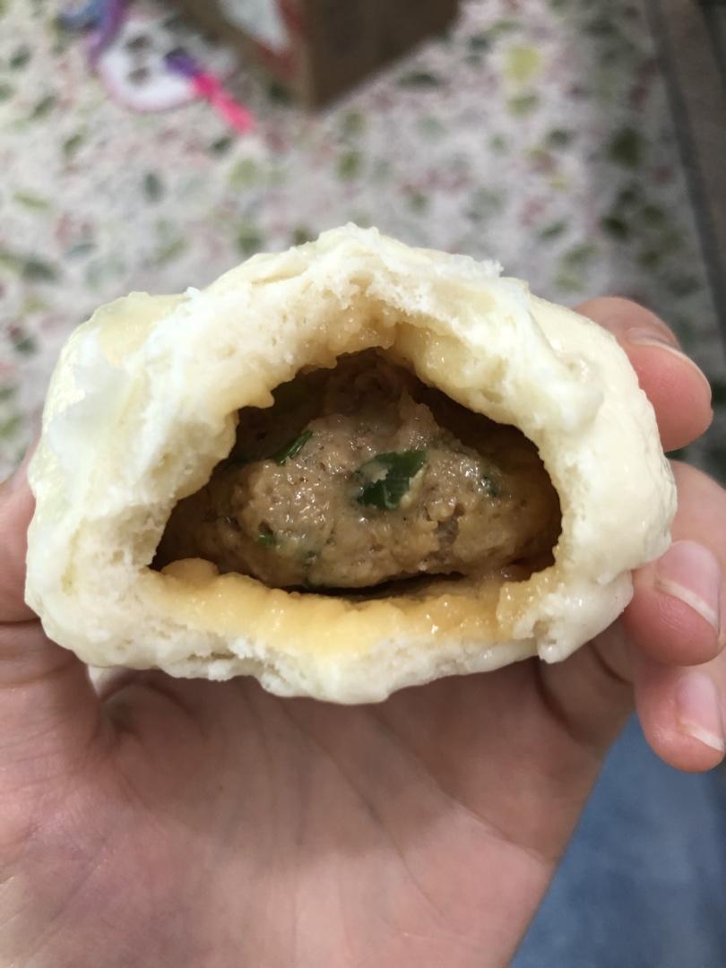 松软多汁的肉包子