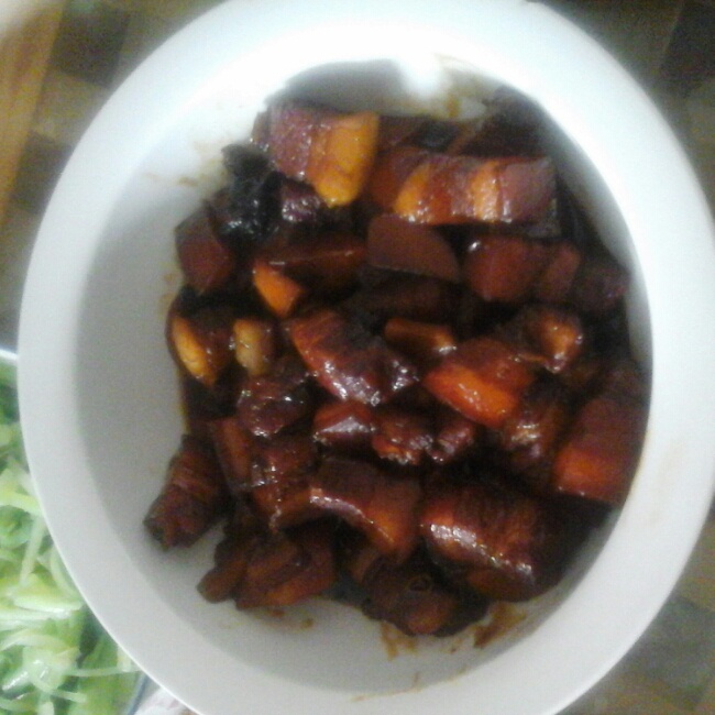 吃着碗里望着锅里的红烧肉