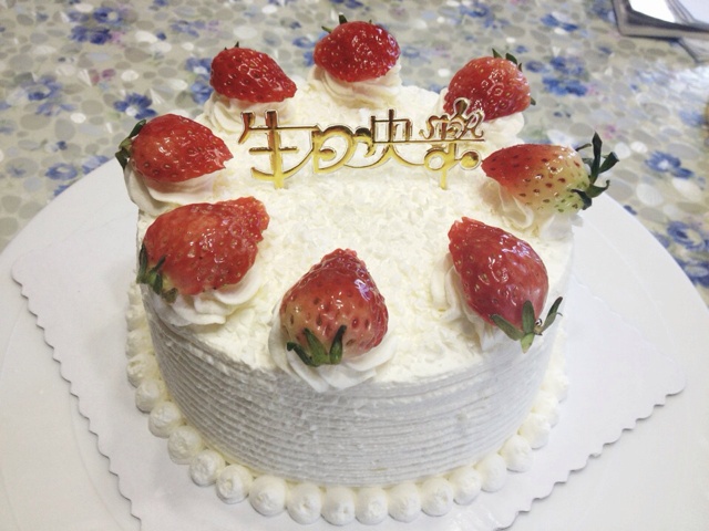 草莓鲜奶蛋糕