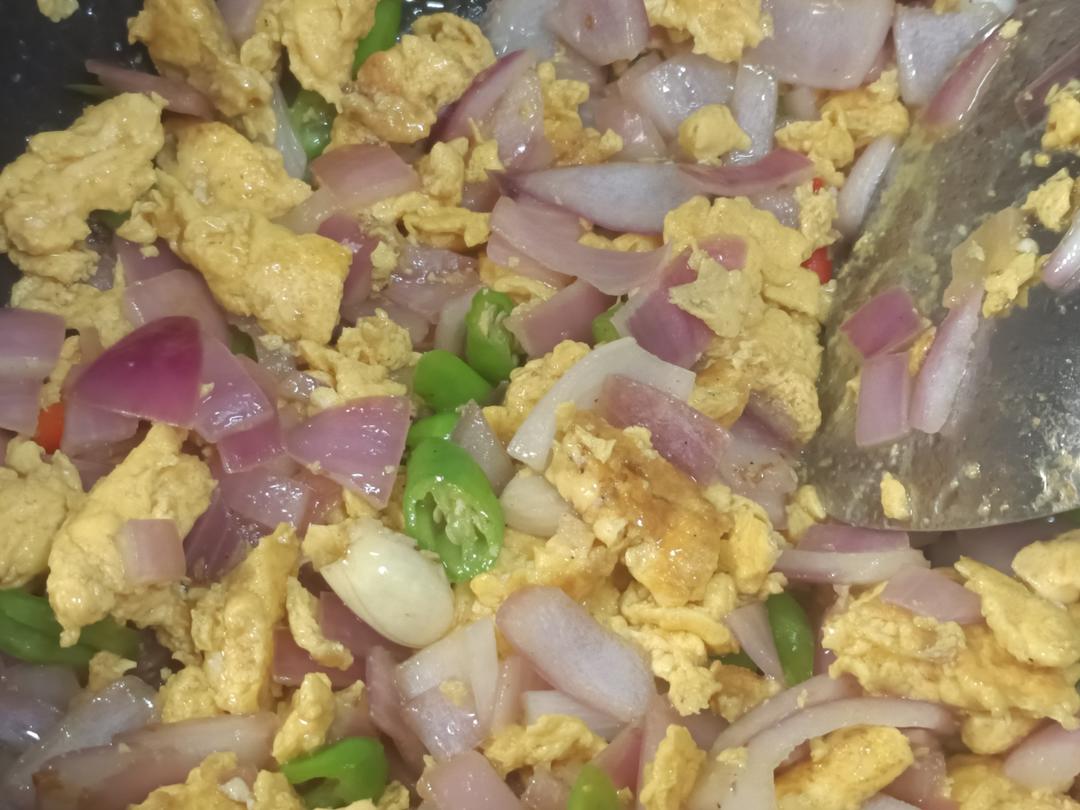 厨师长教你：“洋葱炒鸡蛋”的家常做法，小白入门菜，简单又下饭