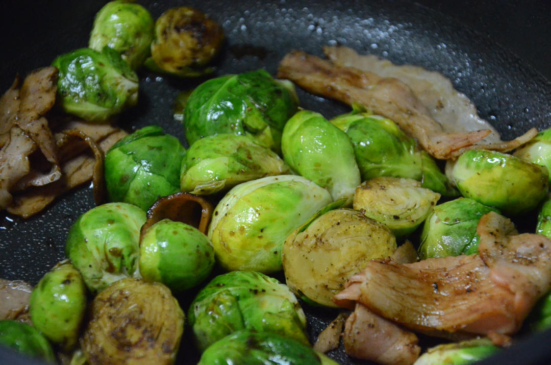 香肠煎抱子甘蓝| 健康·三餐