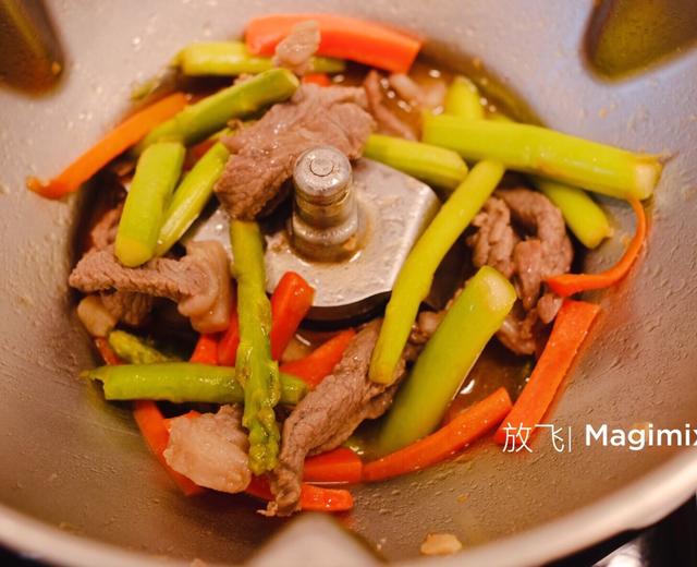 Magimix·玛捷斯 芦笋胡萝卜炒牛排肉的做法