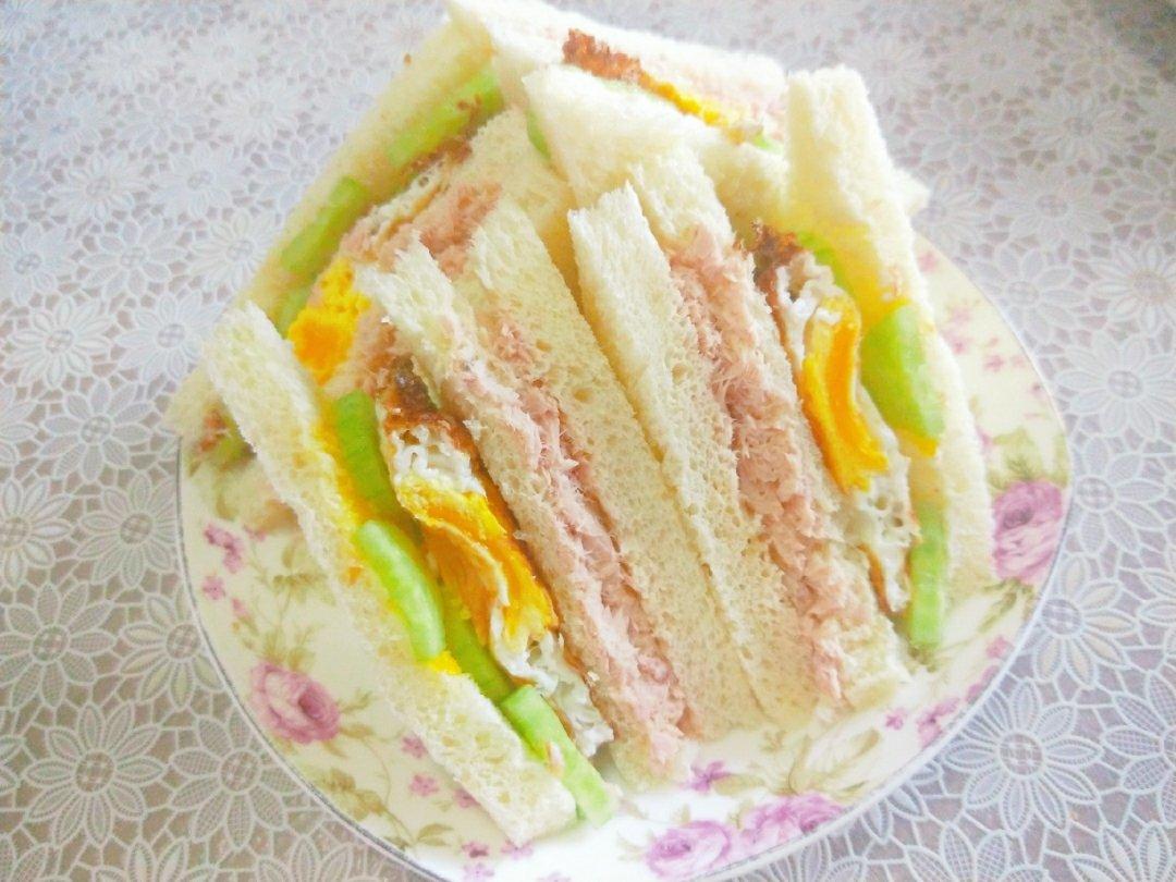 黄瓜金枪鱼三明治