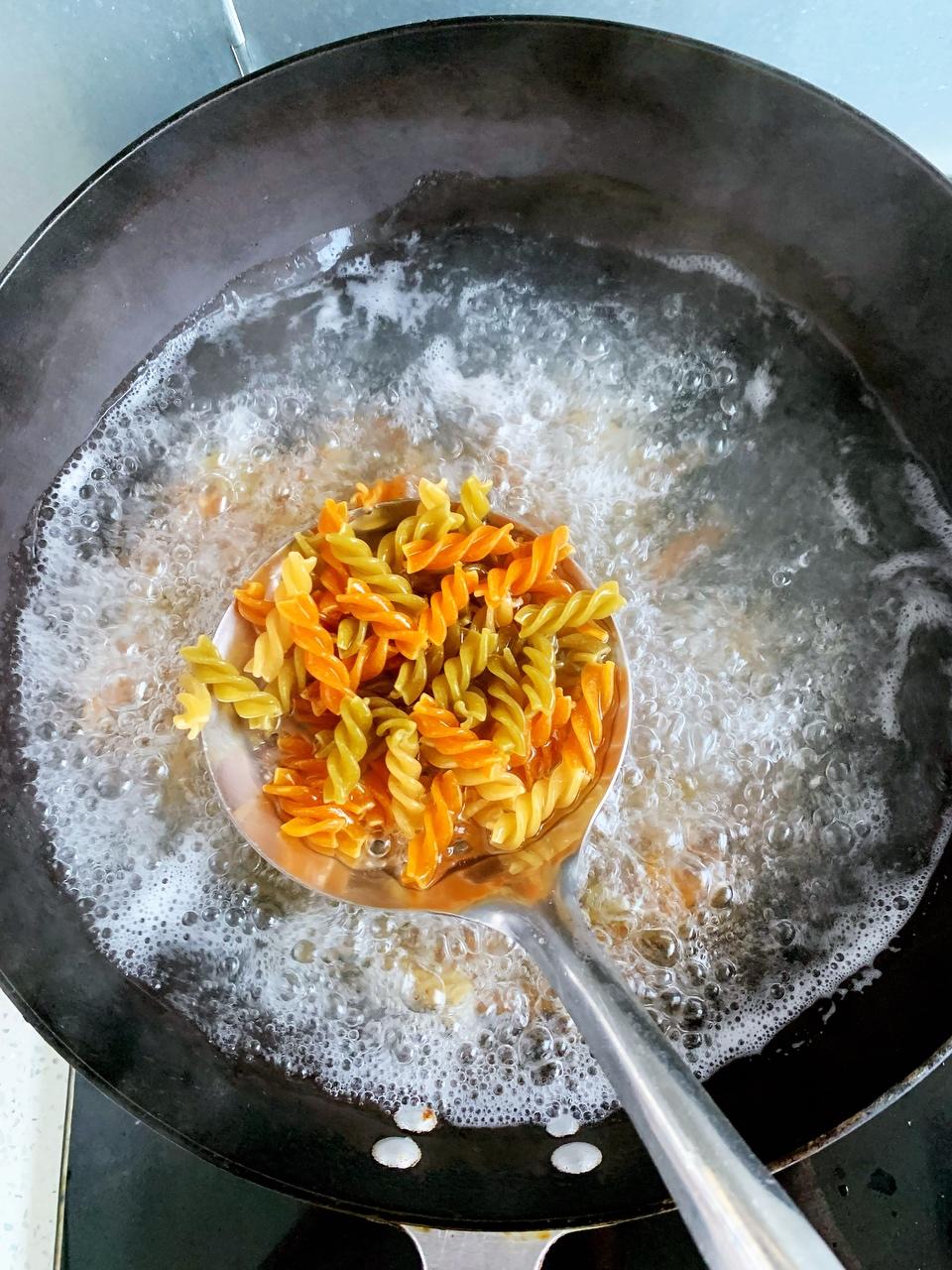 比西餐厅还要好吃的黑椒牛肉粒意大利面来啦的做法 步骤2