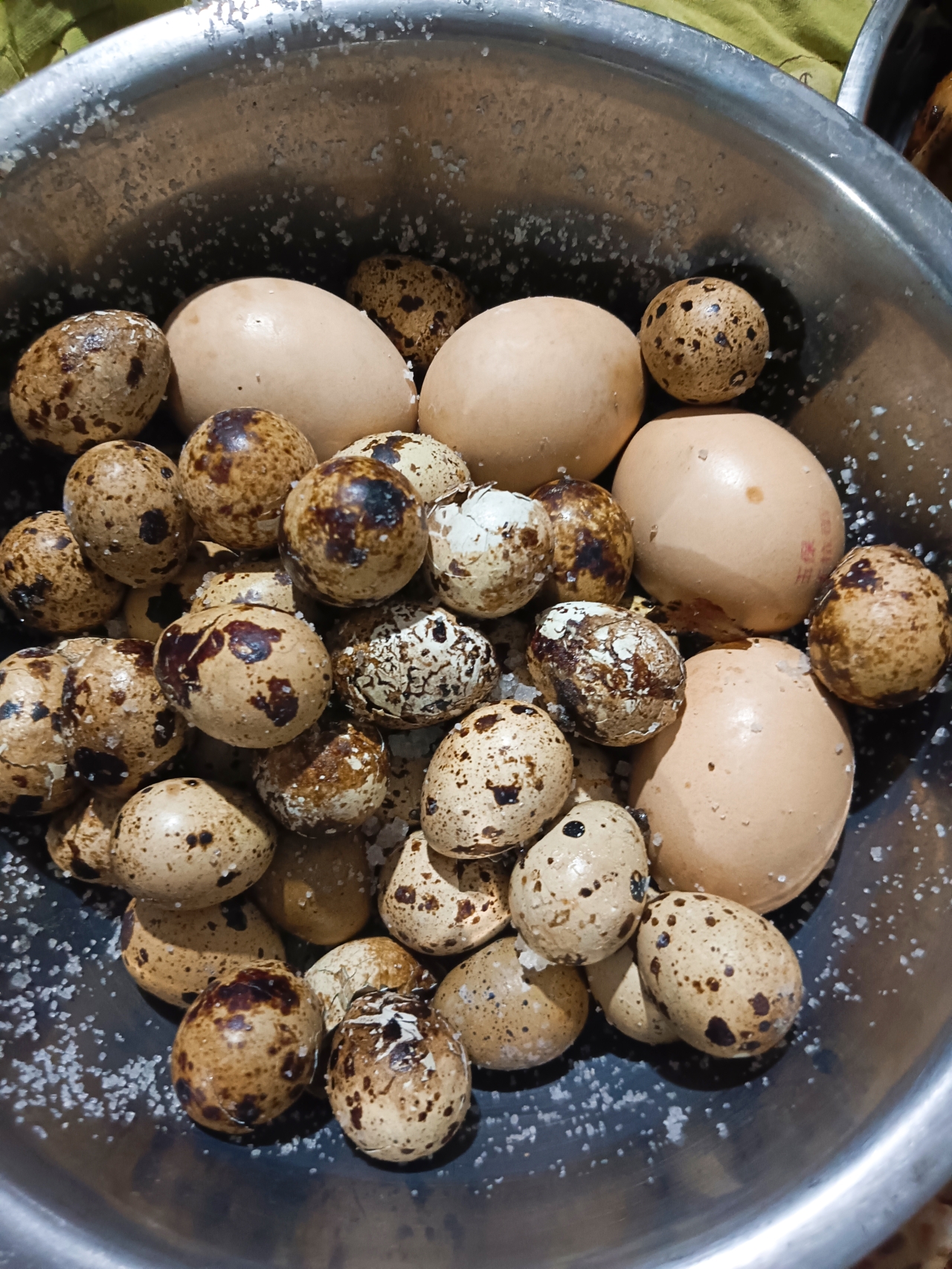 客家真正粗盐焗的鸡（鸡蛋，鹌鹑蛋，花螺）的做法 步骤7