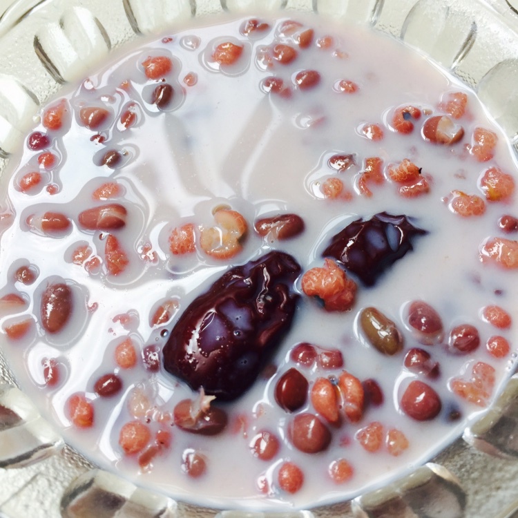 红枣红豆薏仁牛奶粥
