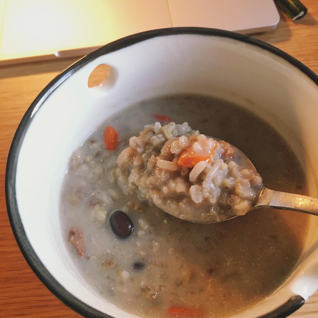 【减肥食谱】无糖却有甜味——香蕉牛奶杂粮粥