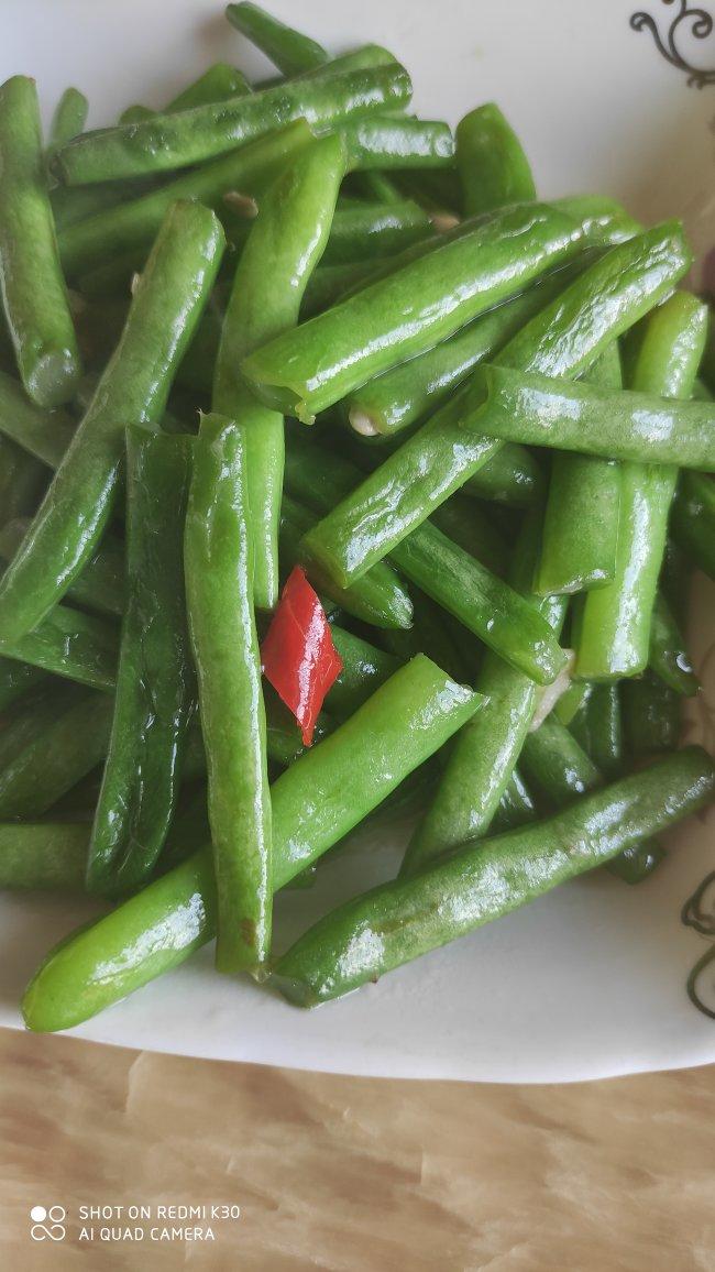 就像有句话所说：成年人的世界里，从来就没有“容易”二字。很多时候，你只能单枪匹马，直面生活的兵荒马乱。