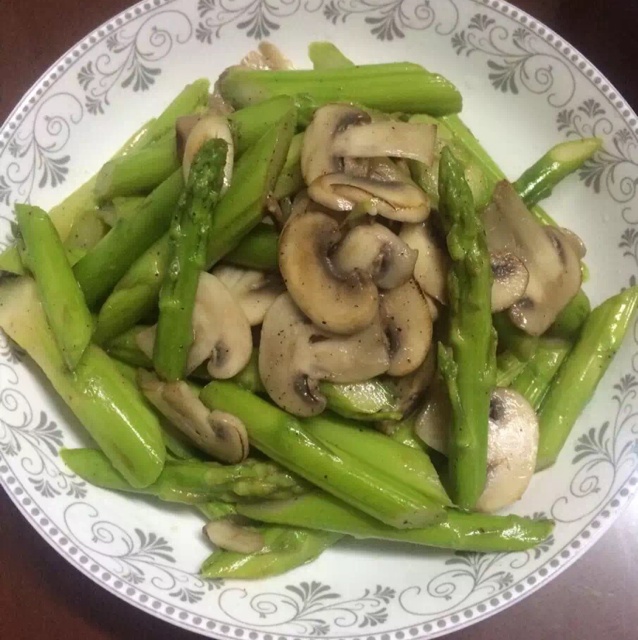芦笋炒蘑菇