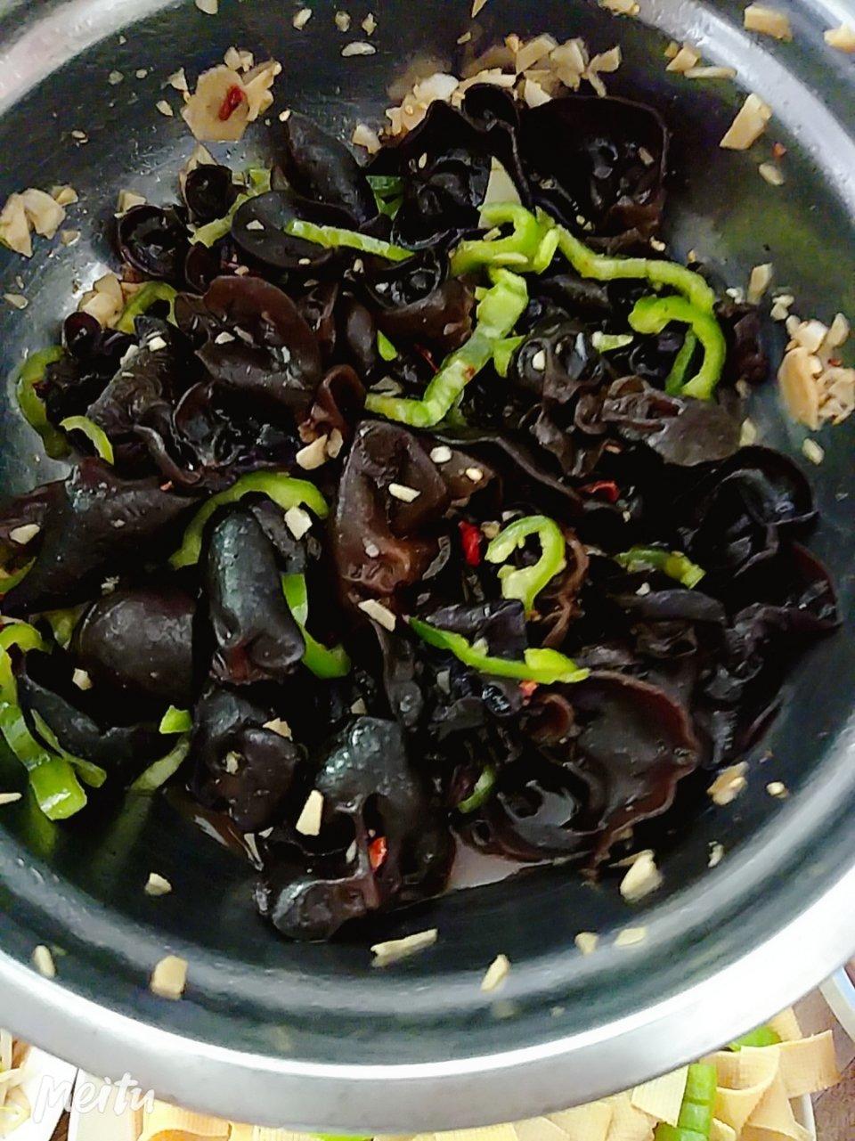 凉拌胡萝卜黑木耳