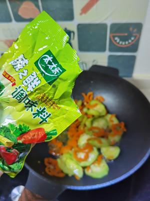 夏天清爽小菜～丝瓜炒胡萝卜的做法 步骤7