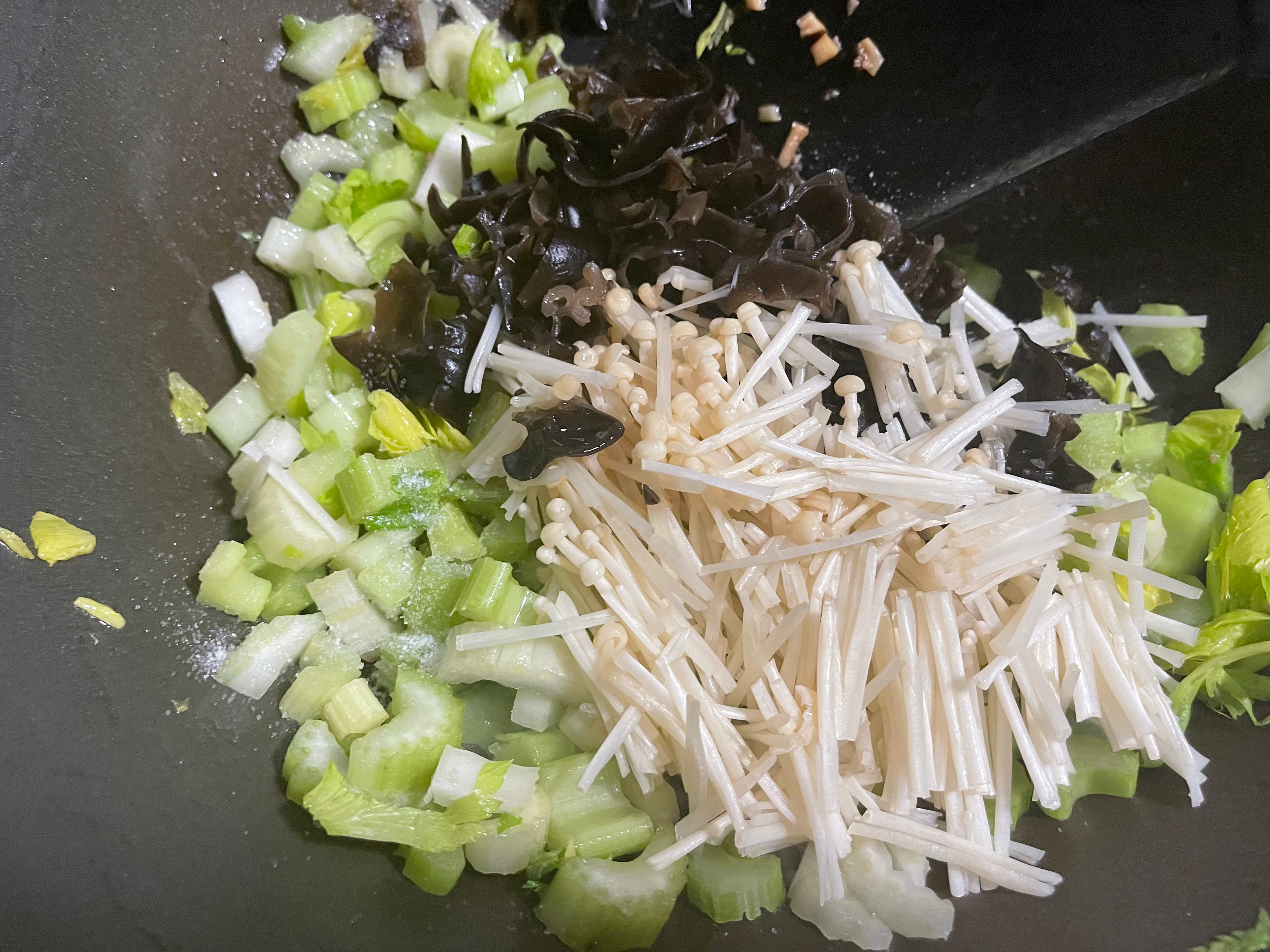 肉丝炒芹菜粒的做法 步骤6
