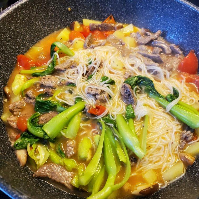 超好吃的“土豆烧牛肉”           （番茄土豆炖牛腩）                在家就可以吃到的美味           土豆牛肉盖浇饭🍚一定要尝试