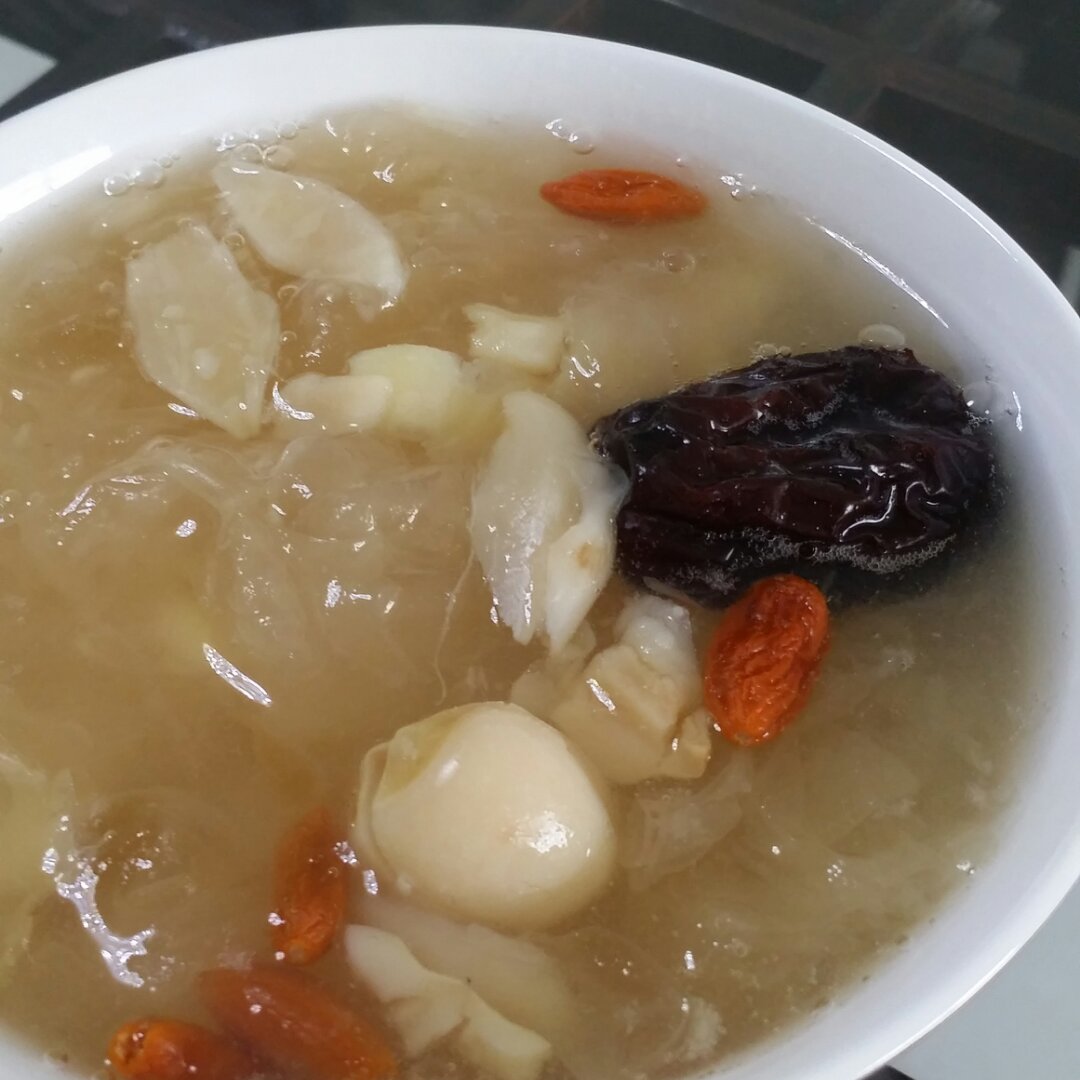 红枣莲子银耳汤