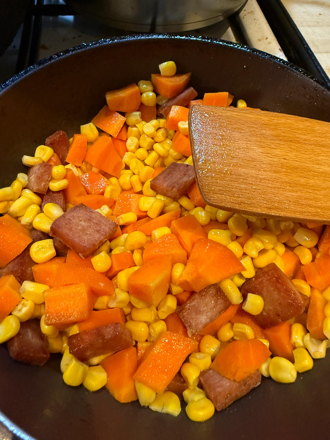 松仁玉米胡萝卜丁炒火腿粒
