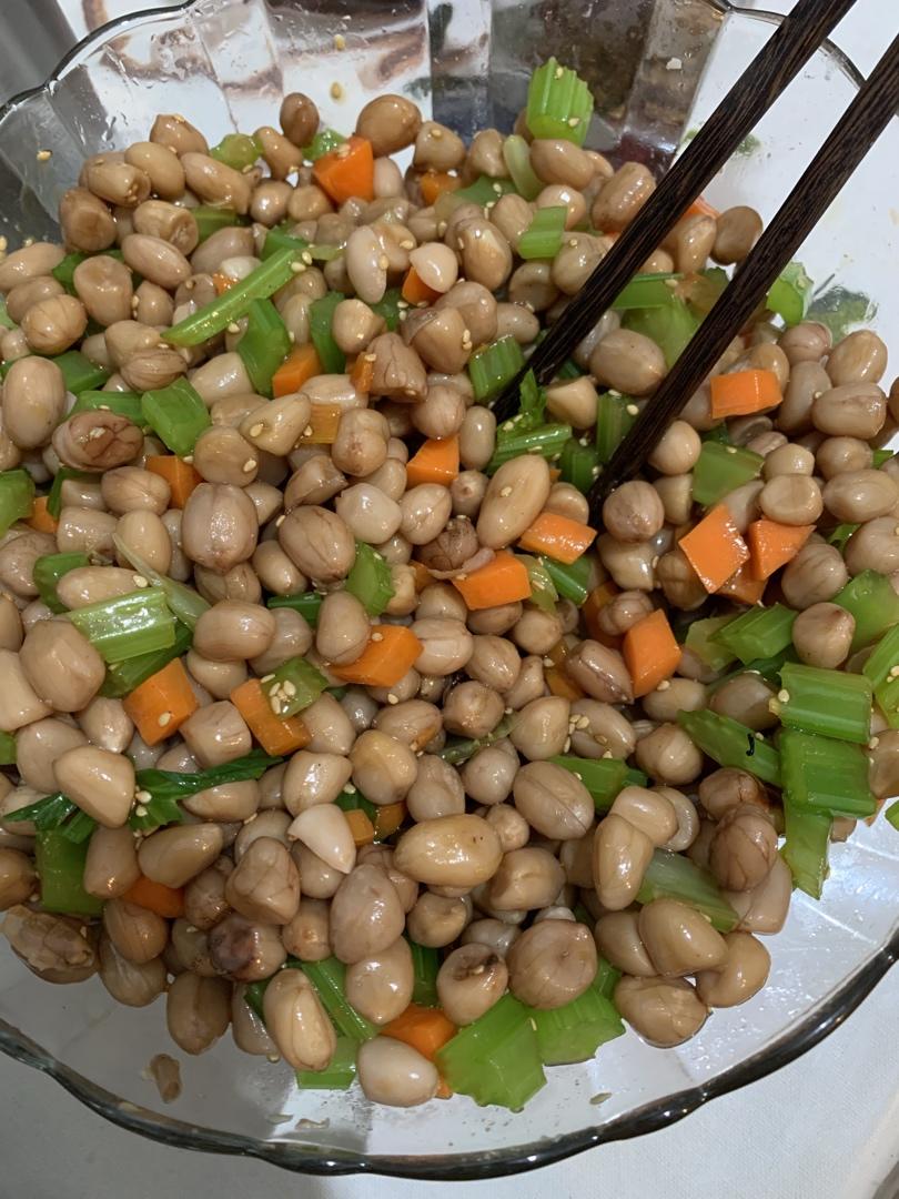 凉拌芹菜花生米胡萝卜