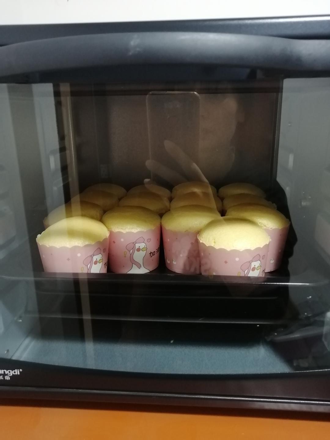 芒果草莓奶油纸杯蛋糕