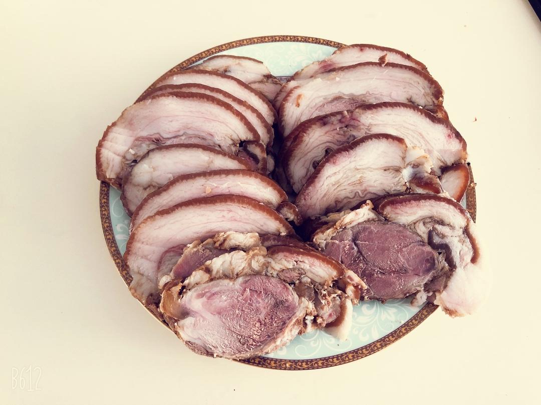 不用酱也可以香喷喷的酱肘子！