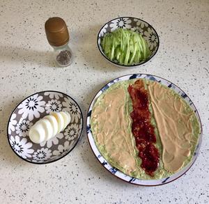 鸡蛋黄瓜墨西哥卷饼【花生酱腐乳风味】的做法 步骤3