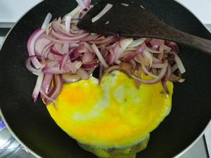 洋葱炒蛋的做法 步骤2