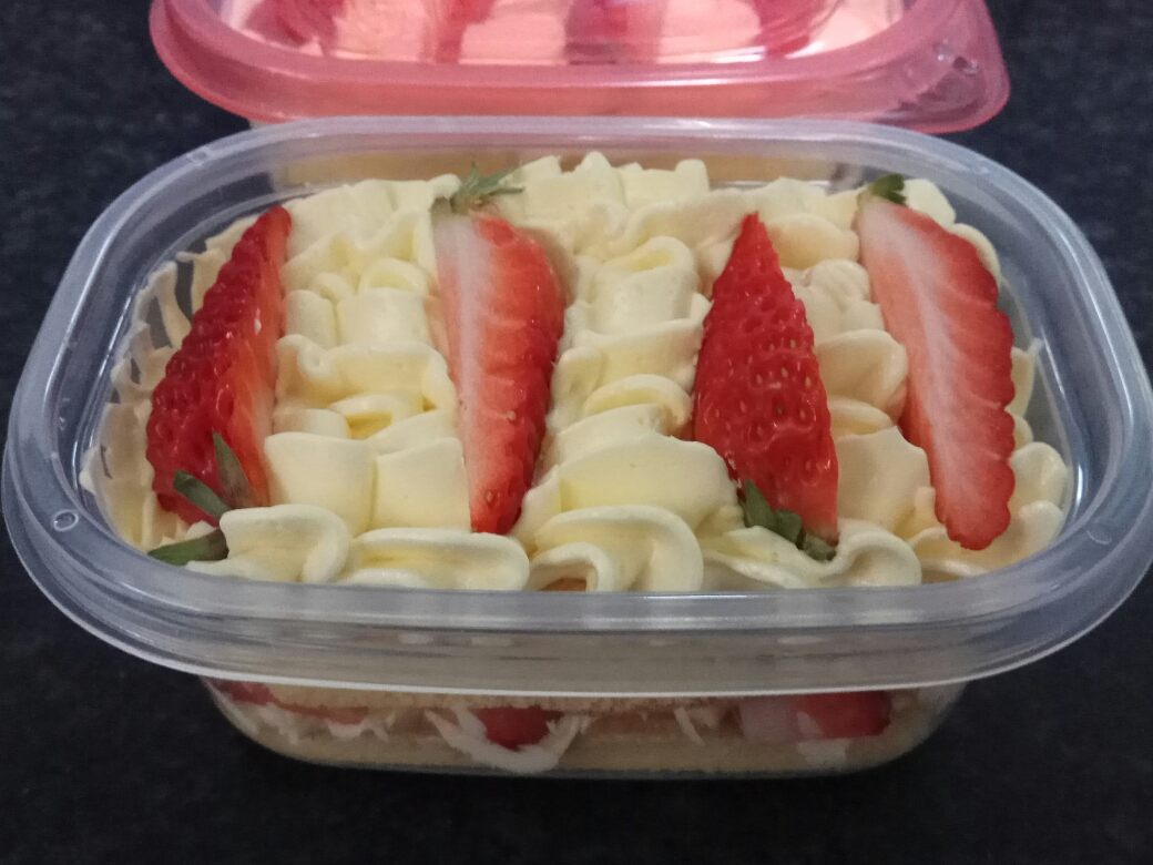 法式奶油霜草莓蛋糕盒子