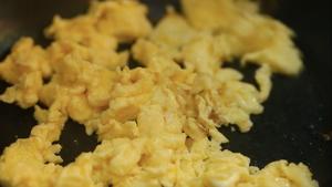 春天养眼的快手菜：韭黄炒蛋的做法 步骤3