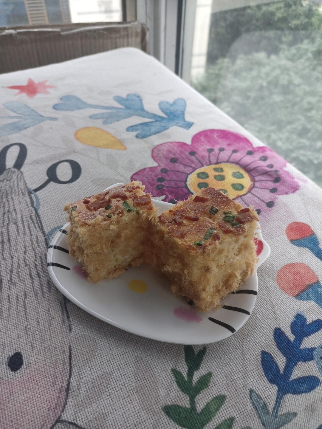 咸香可口的肉松火腿面包