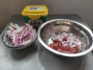 焖洋葱牛肉的做法 步骤1
