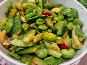 夏夜适合吃素——蚕豆拌黄瓜的做法 步骤1