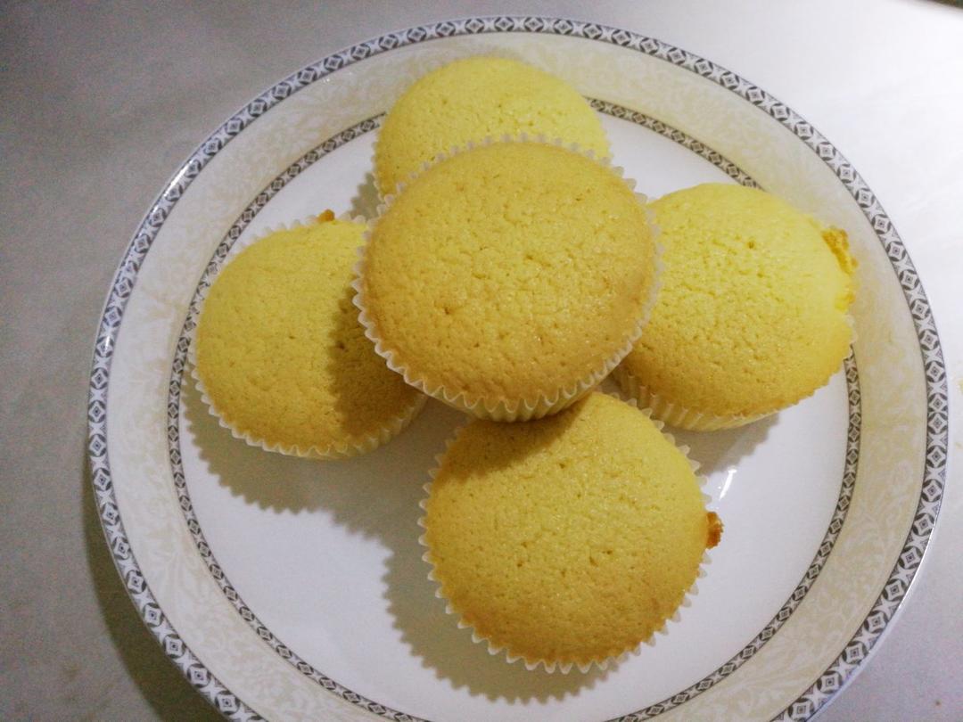 全蛋法打发原味海绵杯子蛋糕