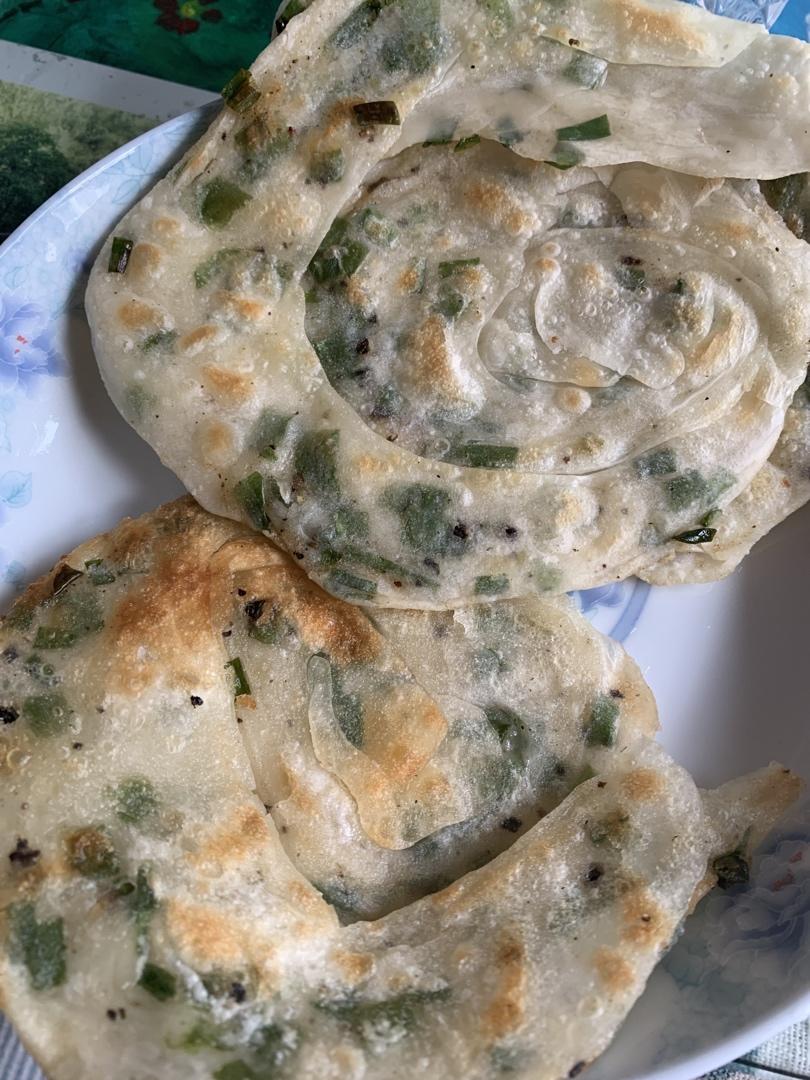 不费劲的饺子皮葱油饼😋一个平底锅就能搞定