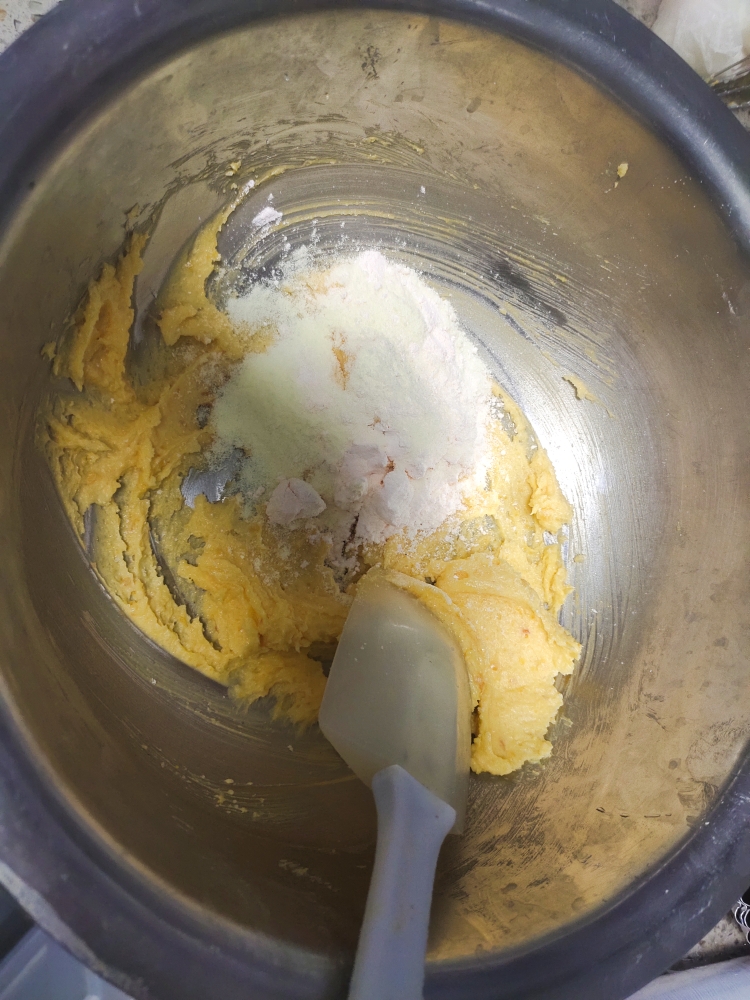 星空流沙软欧包，一口爆浆❤️冷藏发酵或直接法面包，咸蛋黄控必入的做法 步骤2