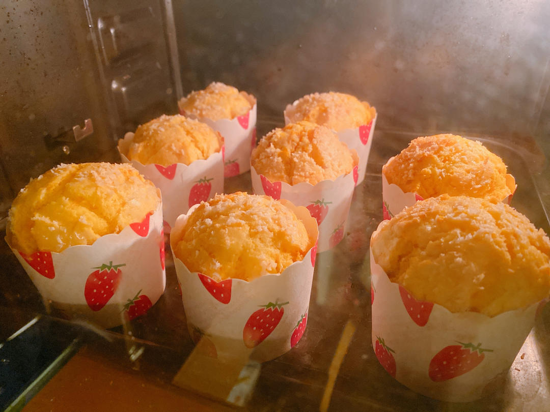 又快手又松软的南瓜大麦芬，金灿灿好美味！