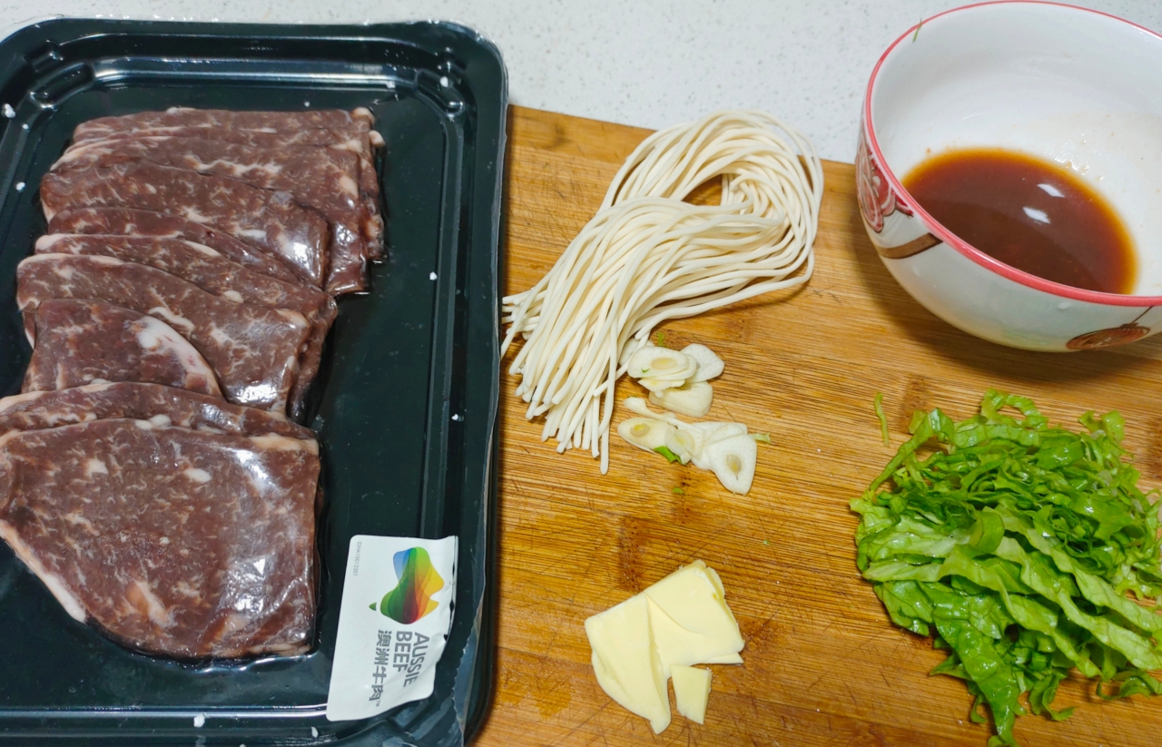 澳洲牛肉 蒜香煎牛肉面条儿童简餐的做法 步骤1