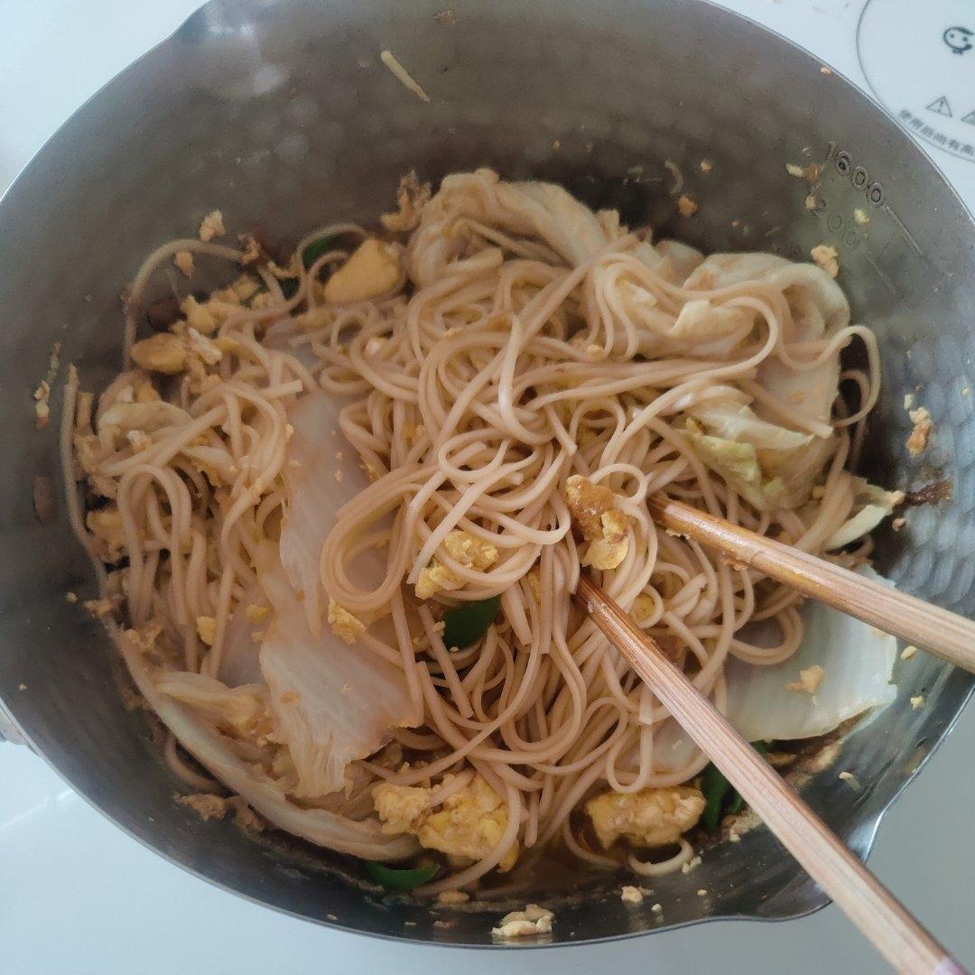 好吃不胖的青椒鸡蛋拌面