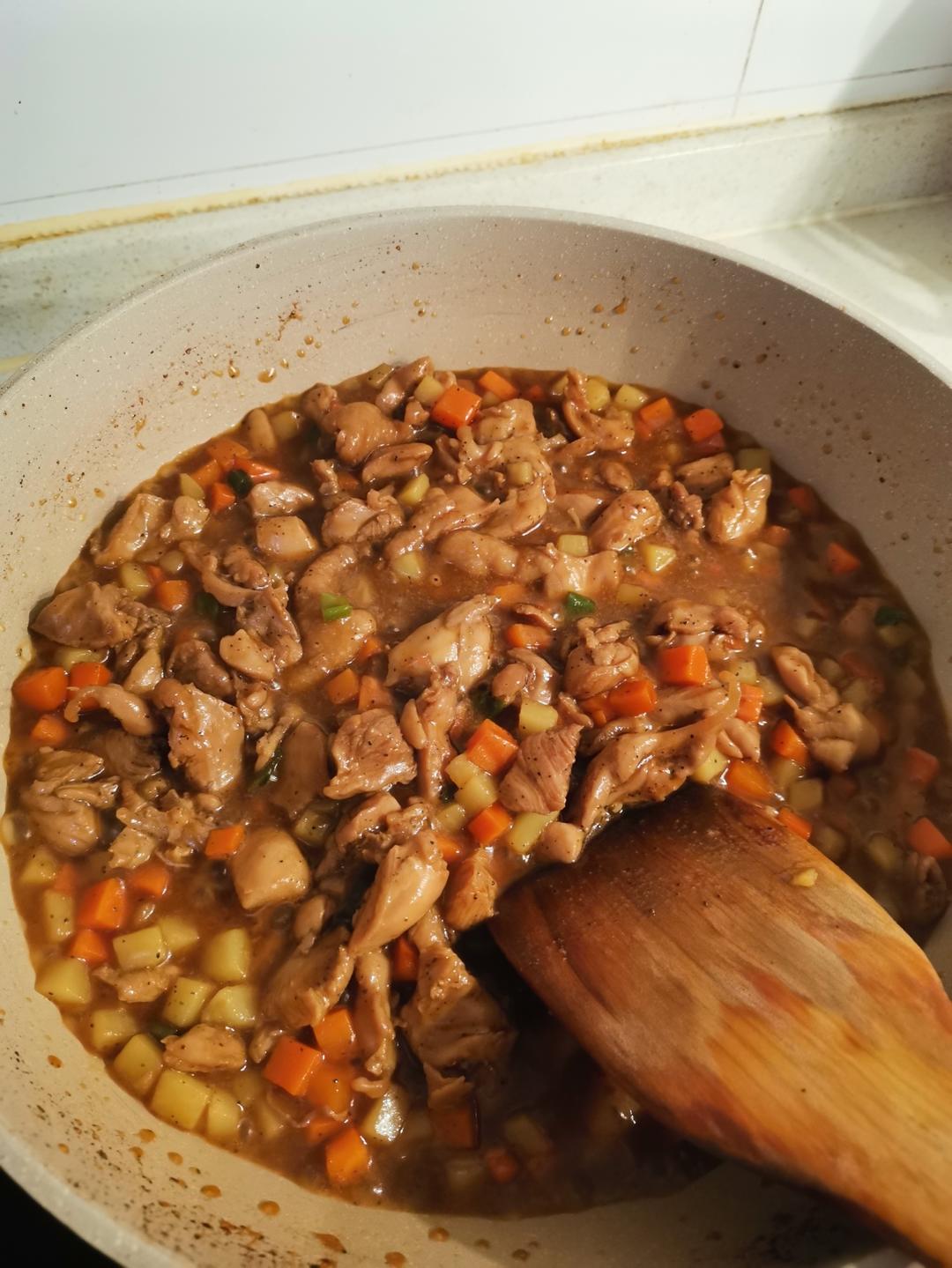 土豆燉牛肉之饭扫光，这样做也太香了吧，还没出锅已是浓香四溢了