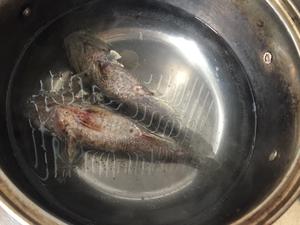雪菜笋丝塘鲤鱼汤的做法 步骤2