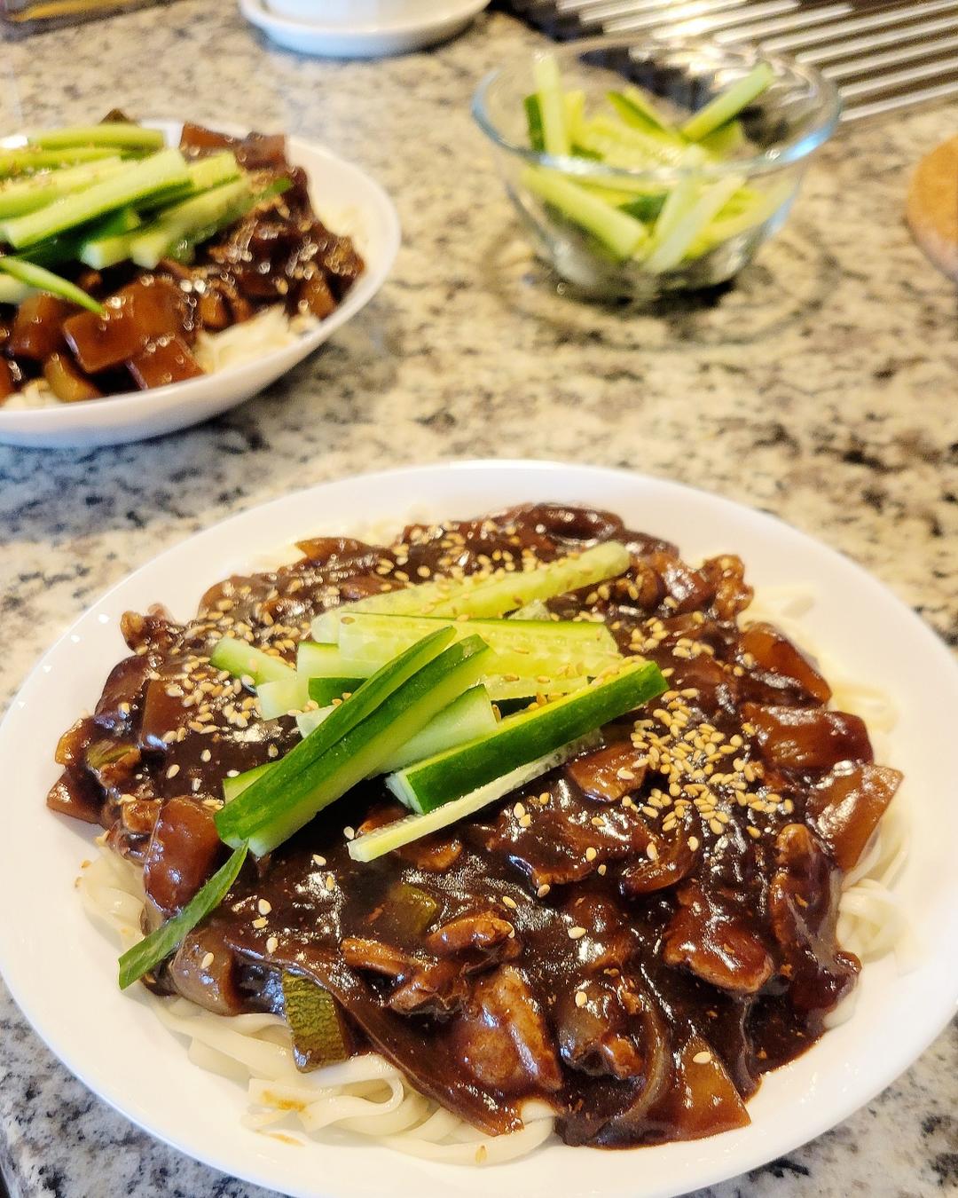 🇰🇷韩式炸酱面｜Jjajangmyeon｜ Noodles with blackbean sauce｜짜장면「Maangchi」