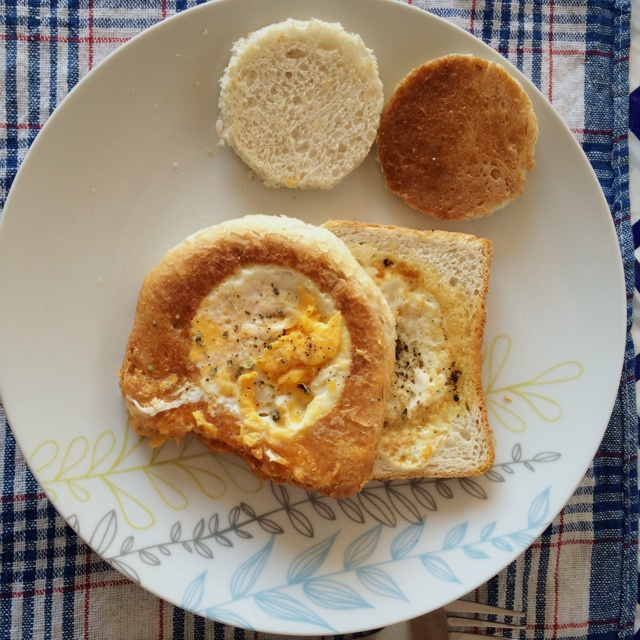 土司煎蛋 Egg-in-a-hole