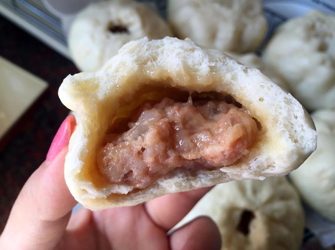 松软多汁的肉包子