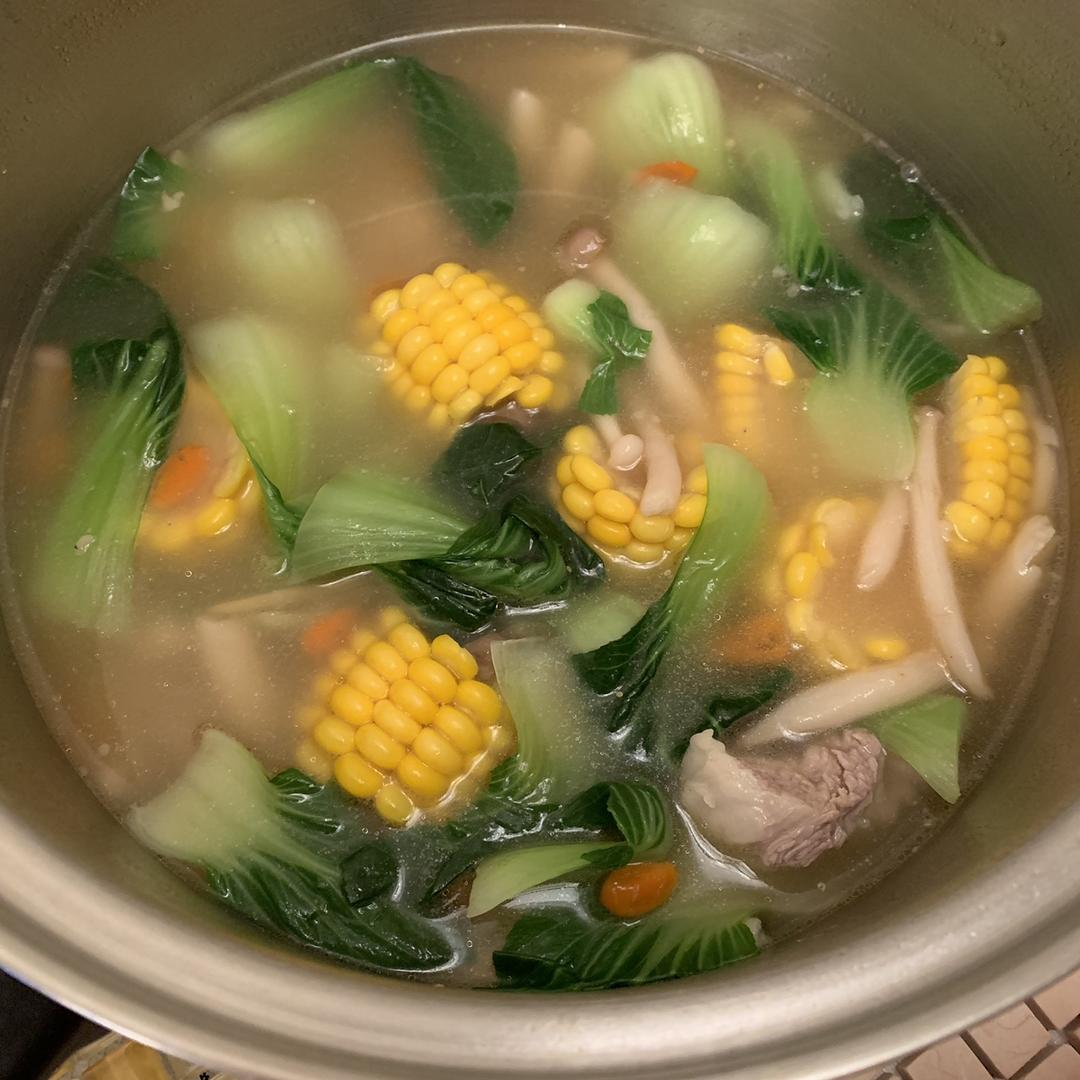 蟹味菇玉米排骨汤