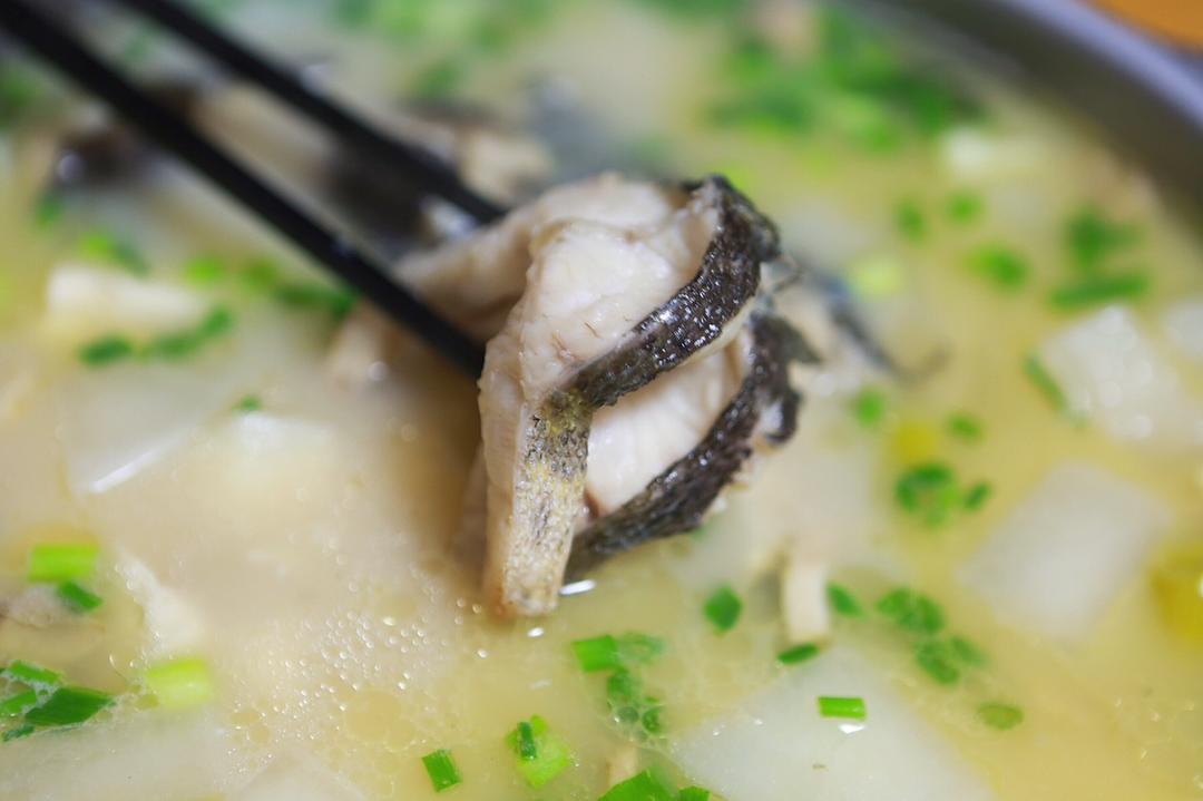鲜菌奶白鲫鱼汤