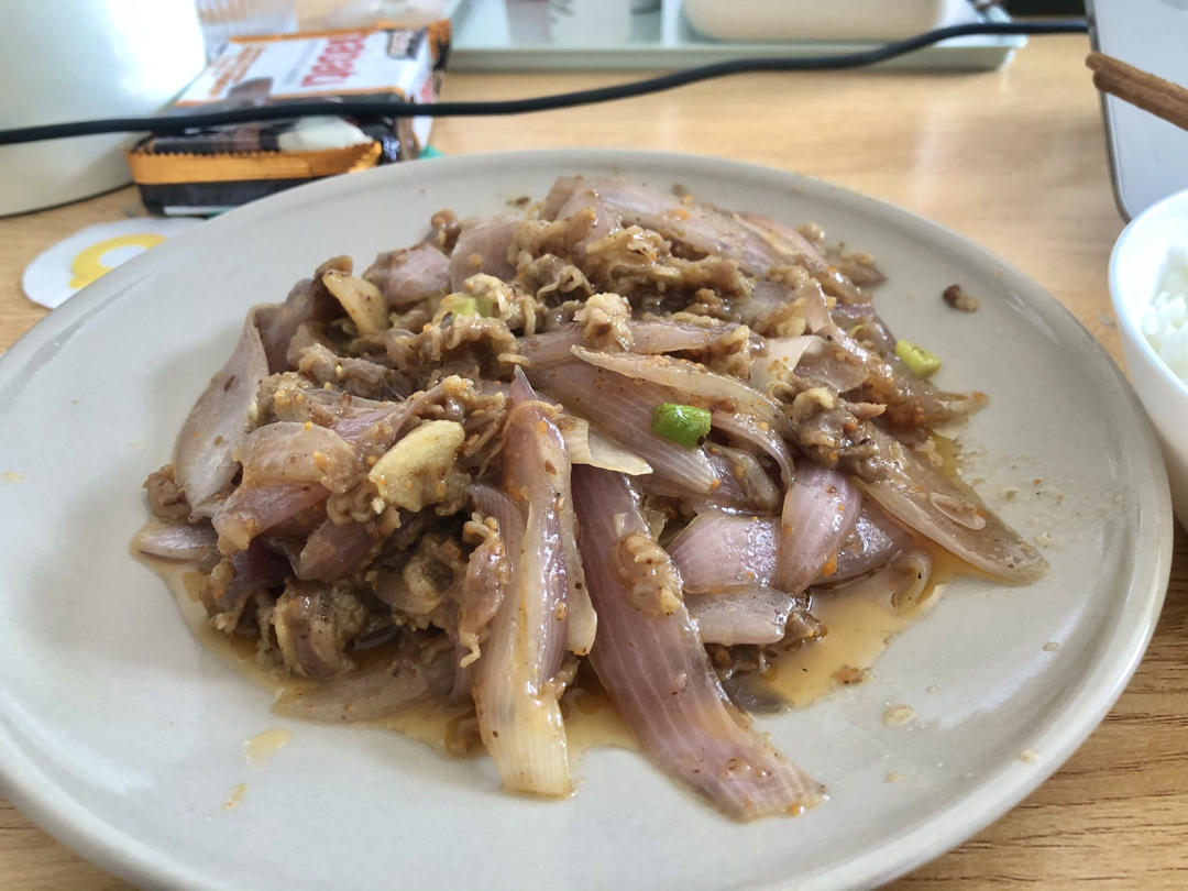 洋葱炒羊腿肉-用这个方法炒羊肉，无膻味还不柴，做出来的羊肉又鲜又嫩