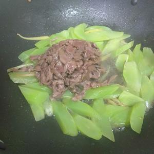 姜丝牛肉炒莴笋的做法 步骤6