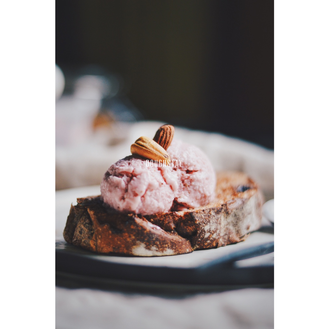 烤吐司配冰淇淋球